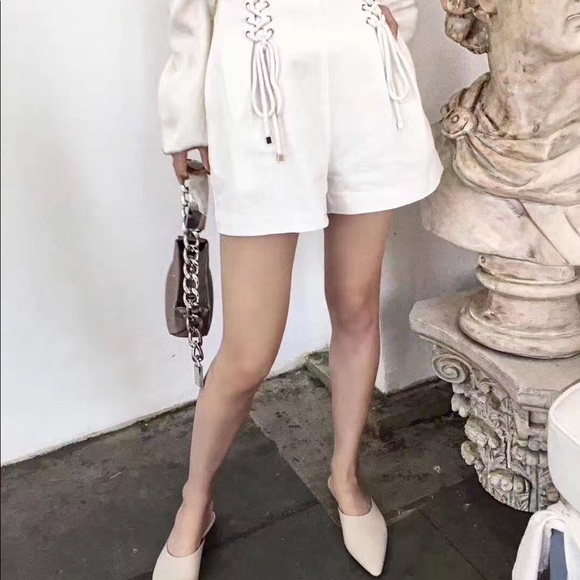 White shorts with Strings decorated - Picture 1 of 4